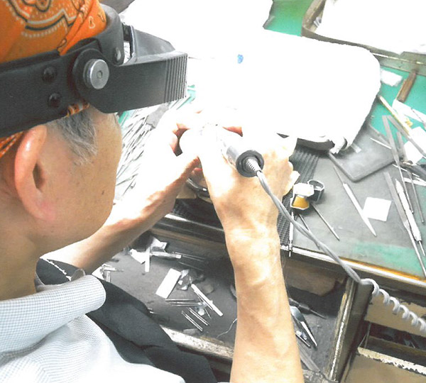 自然光を取り入れた店内